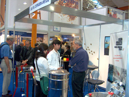 Facundo y Melipal en el stand de LEGA